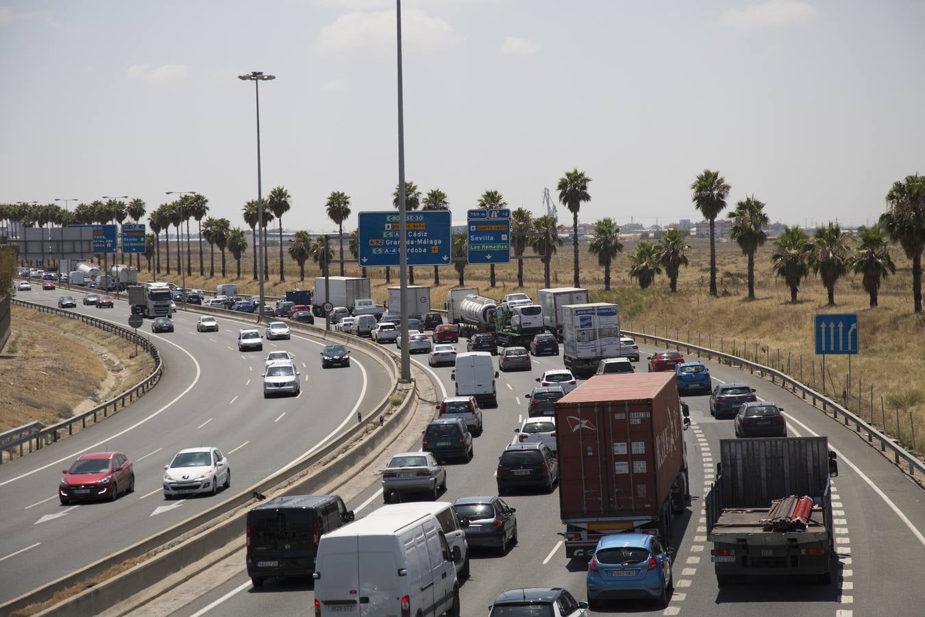 El cierre del puente de las Delicias provoca atascos en el primer día laborable